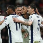 Hráči Anglicka oslavujú gól Bukaya Saka proti Srbsku