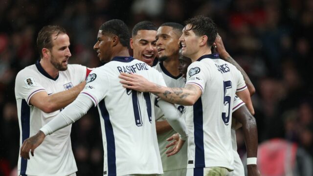 Hráči Anglicka oslavujú gól Bukaya Saka proti Srbsku