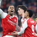 Kai Havertz z Arsenalu oslavuje strelenie prvého gólu svojho tímu z pokutového kopu so spoluhráčmi Gabrielom a Gabrielom Jesusom počas zápasu prvej časti osemfinále Ligy majstrov 2025/2026 medzi Bayer 04 Leverkusen a Arsenal FC v BayArena 11. marca 2026 v nemeckom Leverkusene.