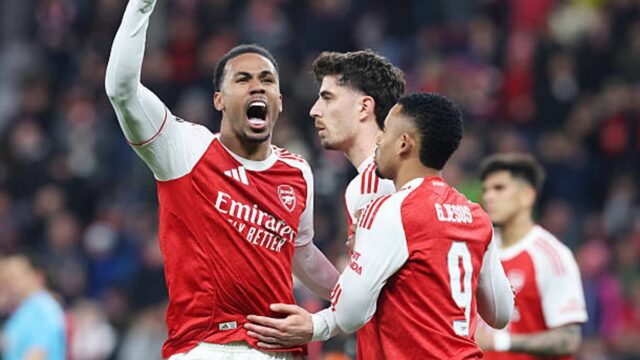 Kai Havertz z Arsenalu oslavuje strelenie prvého gólu svojho tímu z pokutového kopu so spoluhráčmi Gabrielom a Gabrielom Jesusom počas zápasu prvej časti osemfinále Ligy majstrov 2025/2026 medzi Bayer 04 Leverkusen a Arsenal FC v BayArena 11. marca 2026 v nemeckom Leverkusene.