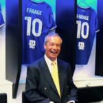 BISHOPTON, Škótsko - 19. marca: Nigel Farage poslanec za Clacton a vodca reformy Spojeného kráľovstva prichádza na pódium, aby predniesol prejav v klube a hoteli Ingliston Country Club and Hotel 19. marca 2026 v škótskom Bishoptone. Očakáva sa, že reforma Spojeného kráľovstva dosiahne významný prielom v nadchádzajúcich voľbách do škótskeho parlamentu v máji 2026. Nedávne prieskumy ich ukazujú ako hlavných kandidátov na úlohu hlavnej opozičnej strany, ktorá predbehne labouristov. Pod vedením bývalého konzervatívneho ministra Lorda Offorda strana v súčasnosti hlasuje medzi 18 % a 20 %, čím si potenciálne zabezpečuje 17 až 22 kresiel. (Foto: Jeff J Mitchell/Getty Images)