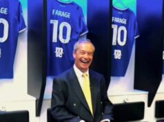 Vyčíňanie Nigela Faragea z Ipswich Town vyvolalo zúrivosť, keď staré komentáre zasiahli BISHOPTON, Škótsko - 19. marca: Nigel Farage poslanec za Clacton a vodca reformy Spojeného kráľovstva prichádza na pódium, aby predniesol prejav v klube a hoteli Ingliston Country Club and Hotel 19. marca 2026 v škótskom Bishoptone. Očakáva sa, že reforma Spojeného kráľovstva dosiahne významný prielom v nadchádzajúcich voľbách do škótskeho parlamentu v máji 2026. Nedávne prieskumy ich ukazujú ako hlavných kandidátov na úlohu hlavnej opozičnej strany, ktorá predbehne labouristov. Pod vedením bývalého konzervatívneho ministra Lorda Offorda strana v súčasnosti hlasuje medzi 18 % a 20 %, čím si potenciálne zabezpečuje 17 až 22 kresiel. (Foto: Jeff J Mitchell/Getty Images)