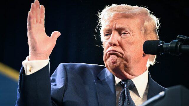 Prezident Donald Trump hovorí na konferencii o otázkach republikánskych členov v Trump National Doral