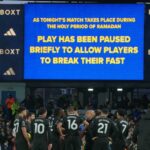 Hráči stoja počas prestávky, keď pozorujú moslimských hráčov, ktorí prerušujú ramadánsky pôst počas futbalového zápasu Premier League medzi Leedsom United a Manchestrom City.