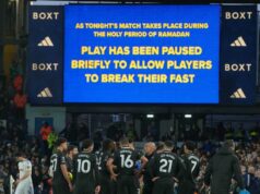 Vyhlásenie Leeds United po tom, čo Ramadán prelomil kontroverziu proti Man City a požiadal o „rešpekt“ Hráči stoja počas prestávky, keď pozorujú moslimských hráčov, ktorí prerušujú ramadánsky pôst počas futbalového zápasu Premier League medzi Leedsom United a Manchestrom City.