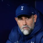 Igor Tudor, hlavný tréner Tottenhamu Hotspur, sleduje zápas osemfinále Ligy majstrov 2025/2026 medzi Atleticom de Madrid a Tottenhamom Hotspur.