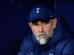 Vyhral som Premier League a môžem zachrániť Tottenham – Igor Tudor vyzerá stratene Igor Tudor, hlavný tréner Tottenhamu Hotspur, sleduje zápas osemfinále Ligy majstrov 2025/2026 medzi Atleticom de Madrid a Tottenhamom Hotspur.