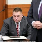 Bývalý futbalový hráč štátu Ohio Kirk Barton počúva reč hosťujúceho sudcu Davida Caina