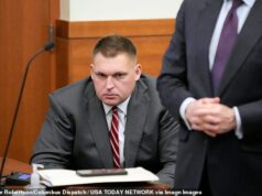 Výnimočný hráč štátu Ohio a bývalý hráč NFL dostane päť rokov väzenia za zabitie muža pri nehode pod vplyvom alkoholu v roku 2025 Bývalý futbalový hráč štátu Ohio Kirk Barton počúva reč hosťujúceho sudcu Davida Caina