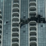 Výšková budova v Dubaji bola poškodená nočným zásahom dronu