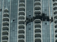 Výšková budova v Dubaji bola poškodená nočným zásahom dronu Výšková budova v Dubaji bola poškodená nočným zásahom dronu