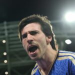 Sandro Tonali oslavuje po strelení úvodného gólu počas zápasu play-off európskej kvalifikácie majstrovstiev sveta 2026 medzi Talianskom a Severným Írskom.