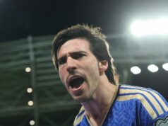 Vysnívaná zostava Arsenalu v budúcej sezóne s Tonalim, Kvaratskheliom a náhradou za Havertza Sandro Tonali oslavuje po strelení úvodného gólu počas zápasu play-off európskej kvalifikácie majstrovstiev sveta 2026 medzi Talianskom a Severným Írskom.