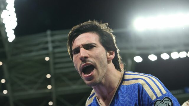 Sandro Tonali oslavuje po strelení úvodného gólu počas zápasu play-off európskej kvalifikácie majstrovstiev sveta 2026 medzi Talianskom a Severným Írskom. 