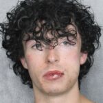 Conor McAneney, vysokoškolský futbalový hráč, ktorý nedávno prestúpil do štátu Florida, bol po zatknutí predvedený v súvislosti s dvojicou obvinení z trestného činu napadnutia.