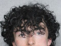 Vysokoškolská futbalová hviezda riskuje obrovskú príležitosť bez toho, aby si zahrala hru, pretože je obvinený z batérie na policajta a násilne sa bráni zatknutiu Conor McAneney, vysokoškolský futbalový hráč, ktorý nedávno prestúpil do štátu Florida, bol po zatknutí predvedený v súvislosti s dvojicou obvinení z trestného činu napadnutia.