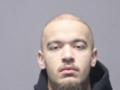 Vysokoškolskú basketbalovú hviezdu zatkli so zbraňou v ruke na základe obvinení z domáceho násilia po tom, čo sa „vyhrážal, že zabije bývalú priateľku a potom seba“ Basketbalovú hviezdu Providence College Duncana Powella zatkli v nedeľu v skorých ranných hodinách