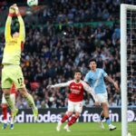 Kepa Arrizabalaga z Arsenalu neovládol loptu skôr, ako strelil gól Nico O'Reilly z Manchestru City.