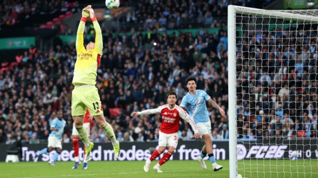 Vysvetlenie Kepy od Mikela Arteta ako Gary Neville sype soľ Kepa Arrizabalaga z Arsenalu neovládol loptu skôr, ako strelil gól Nico O'Reilly z Manchestru City.