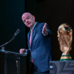 FORT LAUDERDALE, FL – 28. JANUÁR: Tričká FIFA World Cup 26 s logom FIFA World Cup 26 sú vystavené na predaj v obchode 28. januára 2026 na medzinárodnom letisku Fort Lauderdale-Hollywood vo Fort Lauderdale, FL. Hostiteľskými krajinami majstrovstiev sveta vo futbale 2026 sú Kanada, Mexiko a Spojené štáty americké. (Foto: Erica Denhoff/Icon Sportswire cez Getty Images)