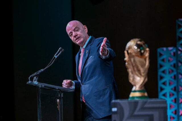 FORT LAUDERDALE, FL – 28. JANUÁR: Tričká FIFA World Cup 26 s logom FIFA World Cup 26 sú vystavené na predaj v obchode 28. januára 2026 na medzinárodnom letisku Fort Lauderdale-Hollywood vo Fort Lauderdale, FL. Hostiteľskými krajinami majstrovstiev sveta vo futbale 2026 sú Kanada, Mexiko a Spojené štáty americké. (Foto: Erica Denhoff/Icon Sportswire cez Getty Images)