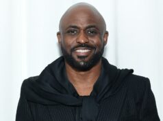 Wayne Brady dal facku zápasníkovi AEW na Revolution Wayne Brady dal facku zápasníkovi AEW na Revolution