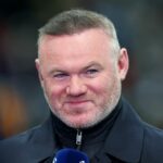 NEWCASTLE UPON TYNE, ANGLICKO – 24. FEBRUÁRA: Amazon Prime Video Vedúci Ligy majstrov UEFA Wayne Rooney sleduje zápas play-off druhej časti Ligy majstrov UEFA 2025/26 medzi Newcastle United FC a Qarabag FK v St James' Park 26. februára v Newcastle, Anglicko. (Foto: Carl Recine/Getty Images)