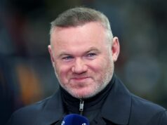 Wayne Rooney hovorí anglickej hviezde, že po tom, čo Thomas Tuchel urazil, niet cesty späť NEWCASTLE UPON TYNE, ANGLICKO – 24. FEBRUÁRA: Amazon Prime Video Vedúci Ligy majstrov UEFA Wayne Rooney sleduje zápas play-off druhej časti Ligy majstrov UEFA 2025/26 medzi Newcastle United FC a Qarabag FK v St James' Park 26. februára v Newcastle, Anglicko. (Foto: Carl Recine/Getty Images)