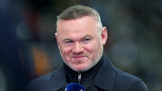 Wayne Rooney hovorí anglickej hviezde, že po tom, čo Thomas NEWCASTLE UPON TYNE, ANGLICKO – 24. FEBRUÁRA: Amazon Prime Video Vedúci Ligy majstrov UEFA Wayne Rooney sleduje zápas play-off druhej časti Ligy majstrov UEFA 2025/26 medzi Newcastle United FC a Qarabag FK v St James' Park 26. februára v Newcastle, Anglicko. (Foto: Carl Recine/Getty Images)