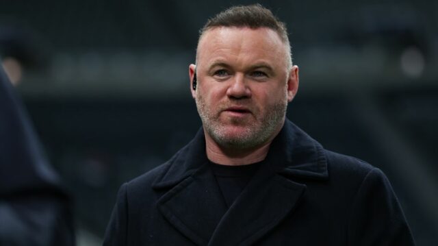 Wayne Rooney hovorí, že pre Man United by bolo obrovským rizikom vymenovať Roberta De Zerbiho za hlavného trénera.