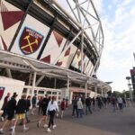 Fanúšikovia pred londýnskym štadiónom West Hamu