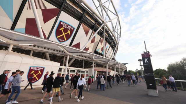 West Ham uvádza mimoriadne požiadavky na potlačenie potenciálnej strany Arsenalu Fanúšikovia pred londýnskym štadiónom West Hamu