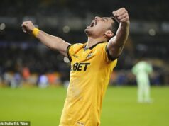 Wolves 2-1 Liverpool: Sezóna The Reds visí na vlásku po tom, čo tím Arna Slotu porazili bojovníci Roba Edwardsa, píše DOMINIC KING – a nový rekord Premier League, ktorý by mal zahanbiť návštevníkov Andreho odrazený zásah v nadstavenom čase priniesol Wolves famóznu výhru nad Liverpoolom