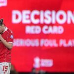 George Dobson z Wrexhamu opúšťa ihrisko po tom, čo dostal červenú kartu