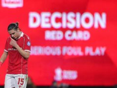 Wrexham dostal zmiešaný verdikt VAR, pretože Wayne Rooney a Alan Shearer nesúhlasia s rozhodnutím Chelsea George Dobson z Wrexhamu opúšťa ihrisko po tom, čo dostal červenú kartu