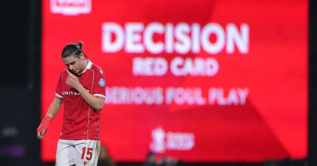 George Dobson z Wrexhamu opúšťa ihrisko po tom, čo dostal červenú kartu