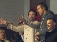 Wrexham utrpel stratu 13 miliónov libier napriek obrovskému vplyvu Ryana Reynoldsa a Roba McElhenneyho Americký herec a scenárista Rob McElhenney a kanadsko-americký herec a podnikateľ Ryan Reynolds, ktorí sú spolumajiteľmi Wrexhamu, sledujú zápas piateho kola Emirates FA Cup medzi Wrexhamom a Chelsea 7. marca 2026 vo Wrexhame vo Walese.