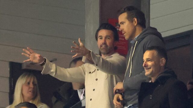 Wrexham utrpel stratu 13 miliónov libier napriek obrovskému vplyvu Ryana Americký herec a scenárista Rob McElhenney a kanadsko-americký herec a podnikateľ Ryan Reynolds, ktorí sú spolumajiteľmi Wrexhamu, sledujú zápas piateho kola Emirates FA Cup medzi Wrexhamom a Chelsea 7. marca 2026 vo Wrexhame vo Walese.