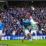 Youssef Chermiti (v strede) skóroval nádherným kopom nad hlavou a zabezpečil vedenie Rangers proti Celticu