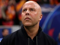 Z Liverpoolu vypadlo obrovské vodítko, že klub plánuje toto leto prepustiť Arneho Slotu Arne Slot, manažér Liverpoolu, sa pozerá na prvý zápas osemfinále Ligy majstrov 2025/2026 medzi Galatasaray SK a FC Liverpool na ihrisku Ali Sami Yen Spor Kompleksi