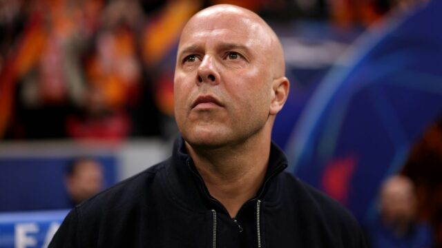 Arne Slot, manažér Liverpoolu, sa pozerá na prvý zápas osemfinále Ligy majstrov 2025/2026 medzi Galatasaray SK a FC Liverpool na ihrisku Ali Sami Yen Spor Kompleksi