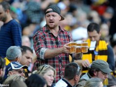 Zábavná polícia bráni fanúšikom AFL piť na zápasoch, pretože ich nápoje „mali v sebe príliš veľa piva“ Fanúšikovia v Perthe sa búria po tom, čo im personál minulý víkend zabránil v pití piva na zápasoch AFL, pretože mali v sebe príliš veľa piva