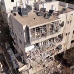 Zábery z dronu ukazujú následky iránskeho raketového útoku v Tel Avive | Americko-izraelská vojna proti Iránu