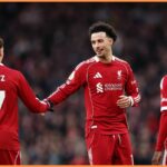 Záložníka Liverpoolu Curtisa Jonesa hľadajú Inter a Tottenham
