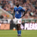 Zápas Premier League bol v nedeľu prvýkrát prerušený pre protokol proti rasizmu, keď hráč Sunderlandu Lutsharel Geertruida nahlásil diskriminačné zneužívanie z davu.