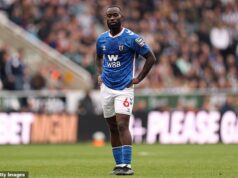 Zápas Premier League je po prvý raz POZASTAVENÝ pre rasistické zneužívanie, pretože čierna hviezda Sunderlandu Lutsharel Geertruida nahlásil rozhodcovi publikum Newcastlu Zápas Premier League bol v nedeľu prvýkrát prerušený pre protokol proti rasizmu, keď hráč Sunderlandu Lutsharel Geertruida nahlásil diskriminačné zneužívanie z davu.