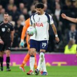 Xavi Simons z Tottenhamu Hotspur leží skľúčený počas zápasu Premier League medzi Burnley a Tottenhamom Hotspur na Turf Moor.