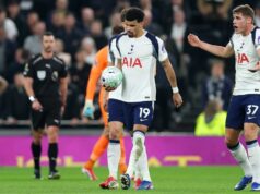 Zápas o zostup v Premier League rozhodol obrátené zápasy, v ktorých bol iba jeden bod Xavi Simons z Tottenhamu Hotspur leží skľúčený počas zápasu Premier League medzi Burnley a Tottenhamom Hotspur na Turf Moor.
