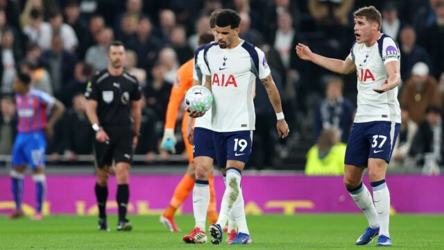 Zápas o zostup v Premier League rozhodol obrátené zápasy, v Xavi Simons z Tottenhamu Hotspur leží skľúčený počas zápasu Premier League medzi Burnley a Tottenhamom Hotspur na Turf Moor.