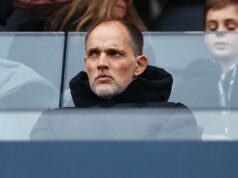 Zápasy majstrovstiev sveta Anglicka a Škótska čelia na poslednú chvíľu zmene kvôli nezaplatenej faktúre vo výške 6 miliónov libier Manažér anglických pánov Thomas Tuchel je videný na tribúne pred zápasom Premier League medzi Fulhamom a Evertonom v Craven Cottage 7. februára 2026 v Londýne, Anglicko.